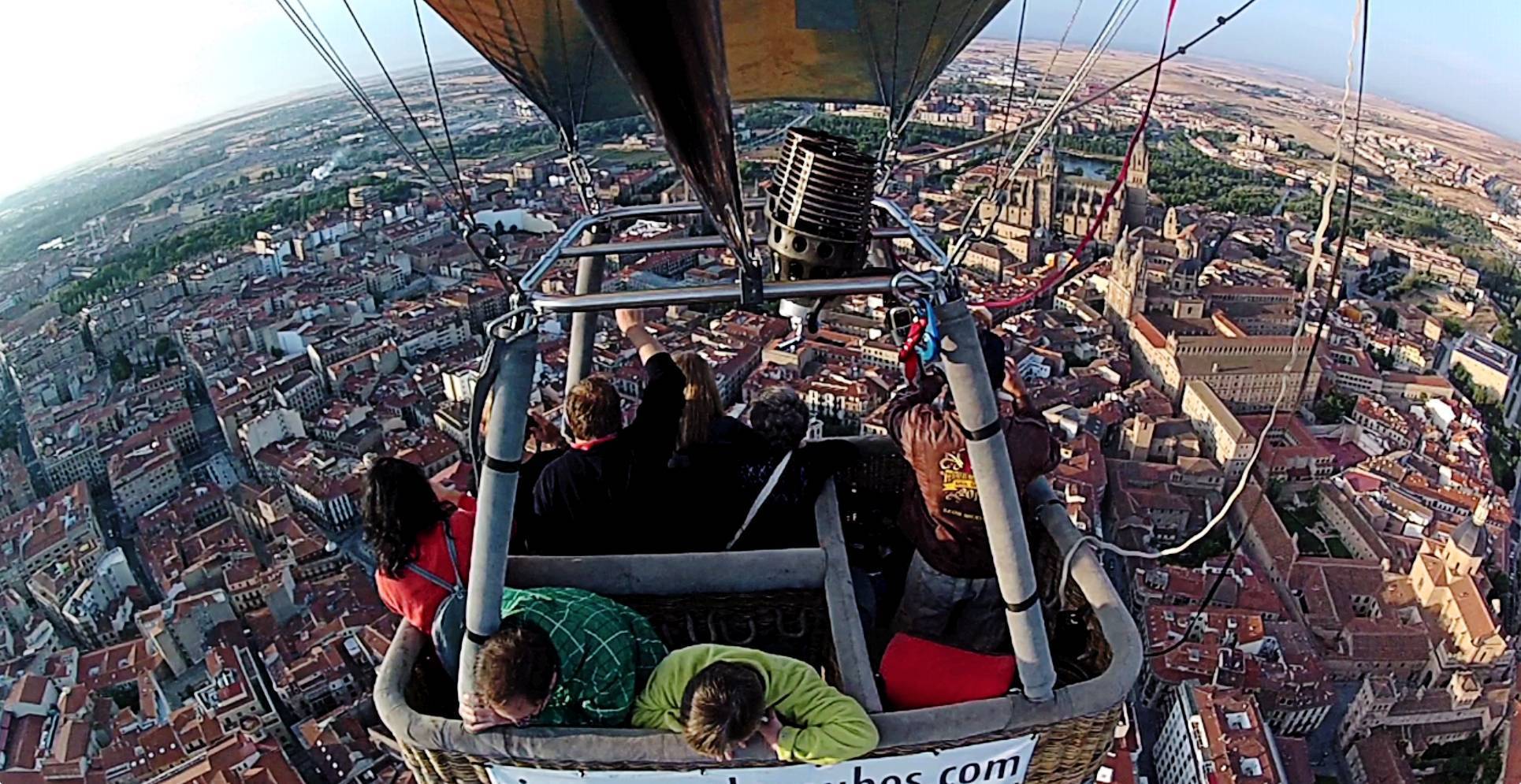 Uno de los globos de Siempre en las nubes sobrevolando Salamanca
