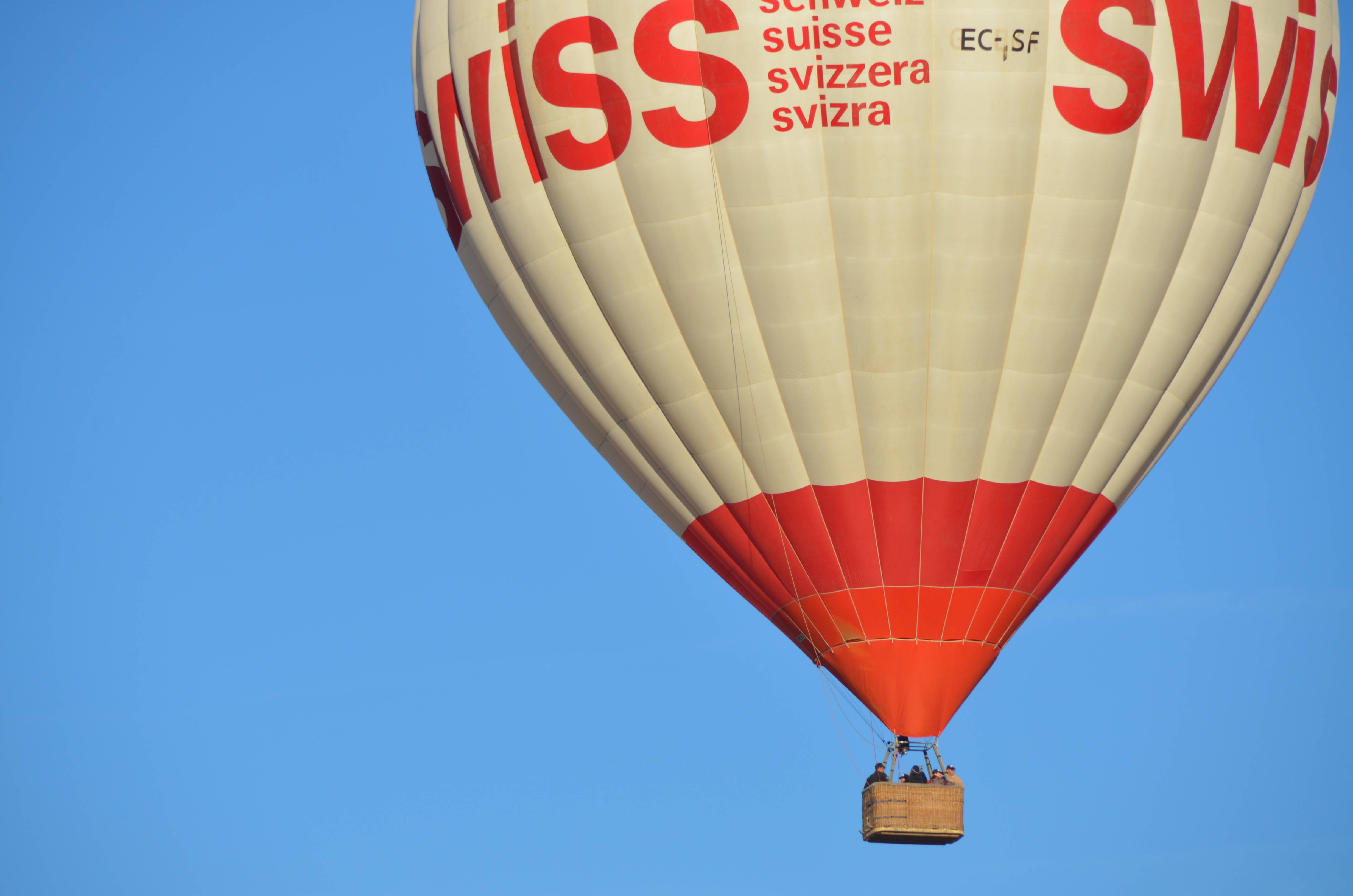 ¿Qué principio físico hace volar un globo? Siempre en las Nubes
