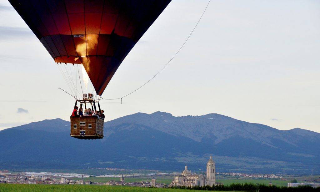 ¿Qué principio físico hace volar a un globo?