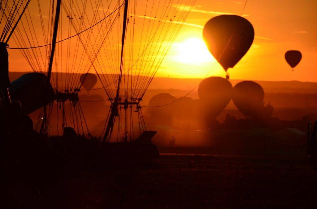 diferencia un globo de gas de uno de aire caliente