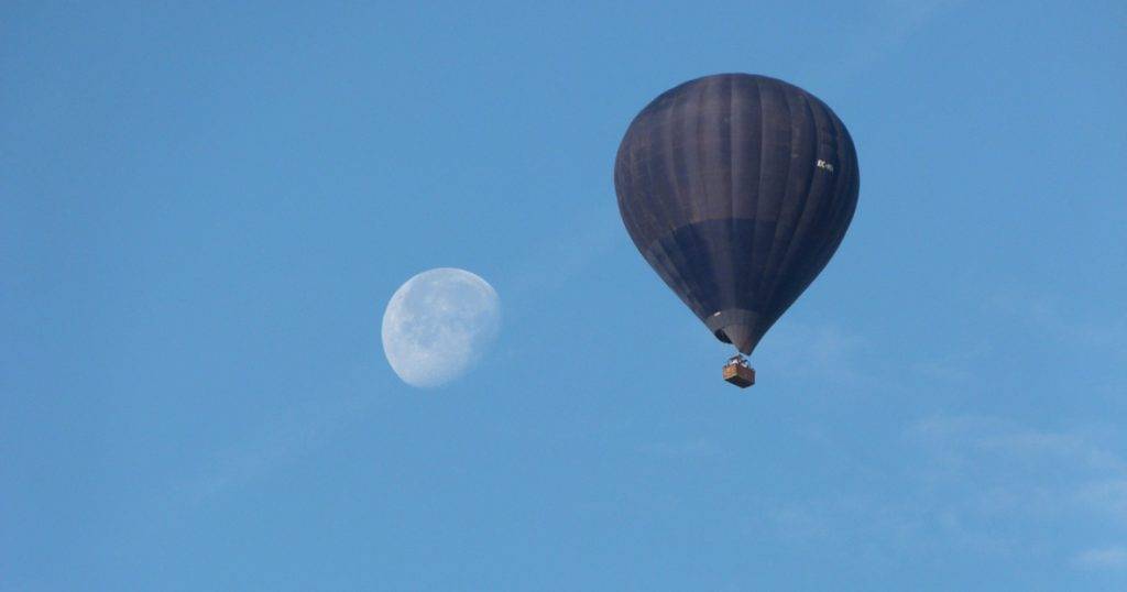 A que altura puede subir un globo