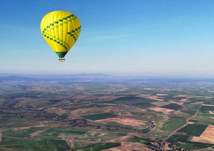 A qué altura puede subir un globo