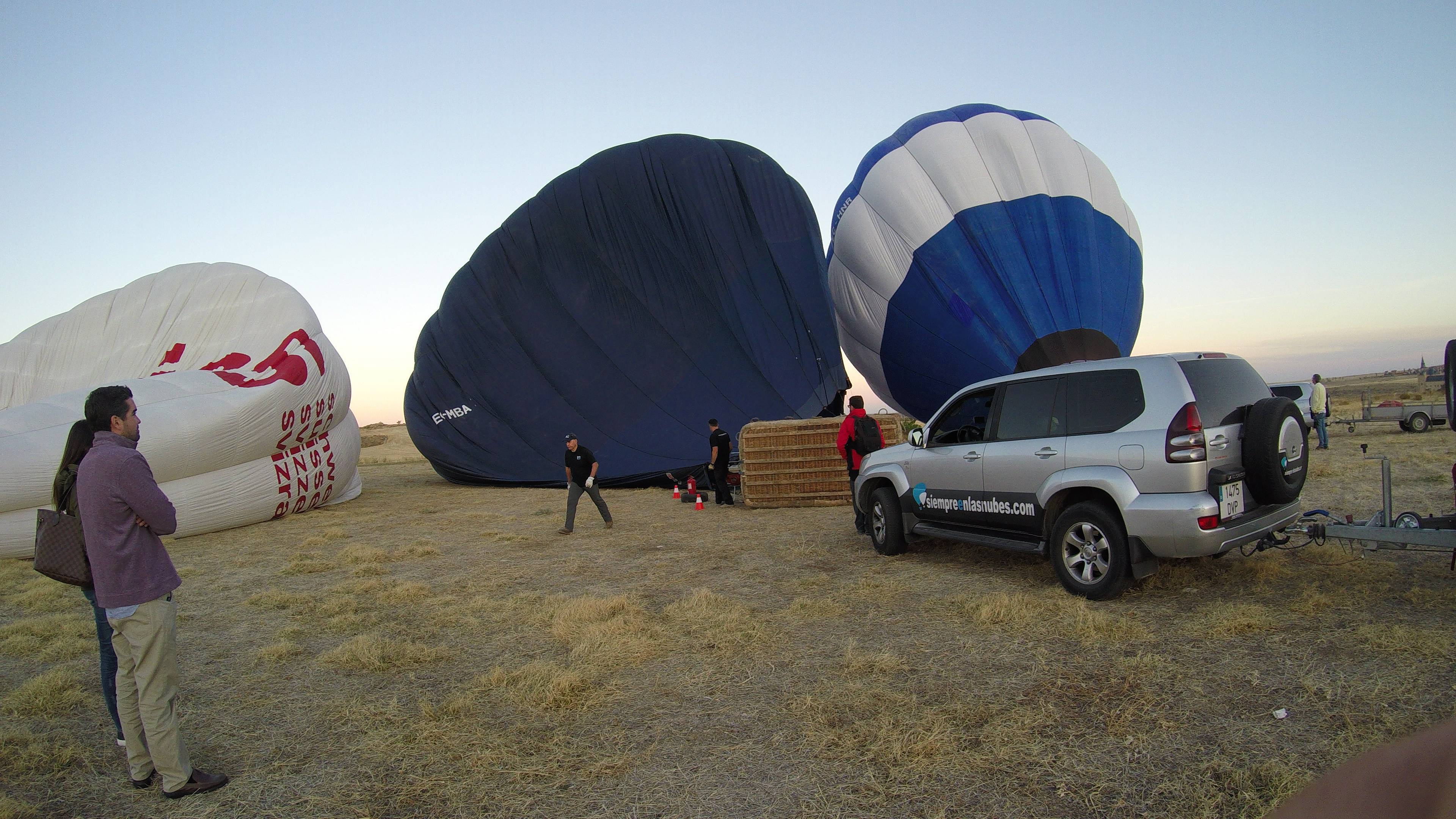 El viento puede facilitar o complicar el hinchado de los globos.