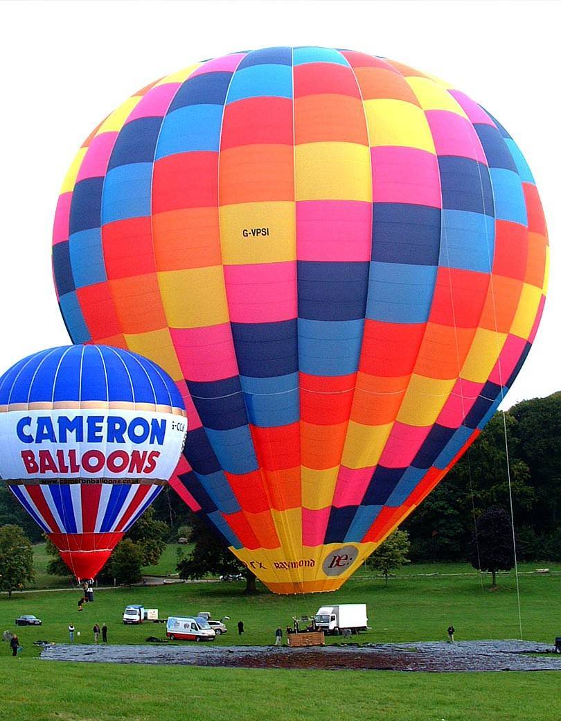 El globo que construyó cameron balloons para el récord de Vijaypat Singhania, es el globo de aire caliente más grande del mundo.