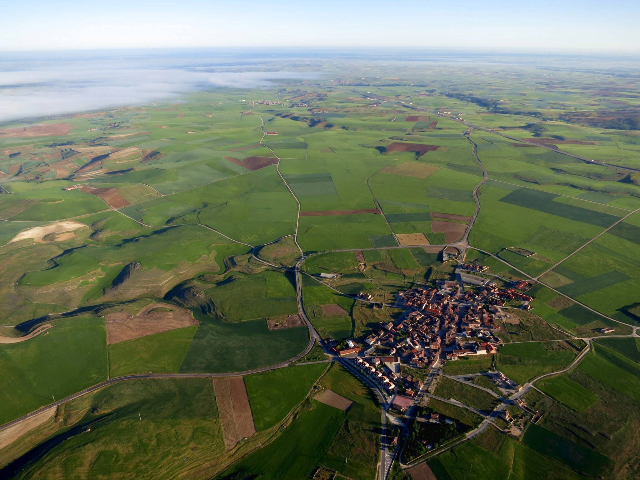 Descubre los pueblos, los caminos, la fauna y la primavera #volandoenglobo