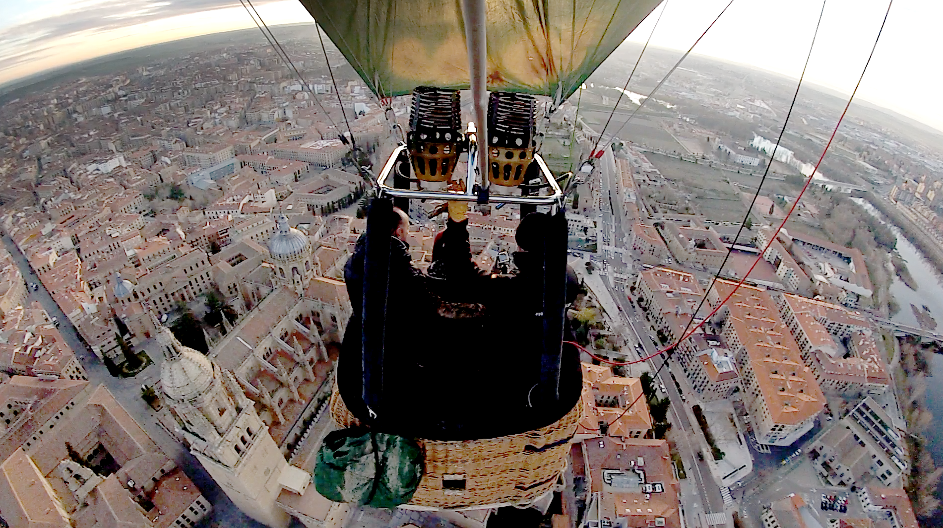 Volando en globo sobre la Catedral de la Asunción de la Virgen.