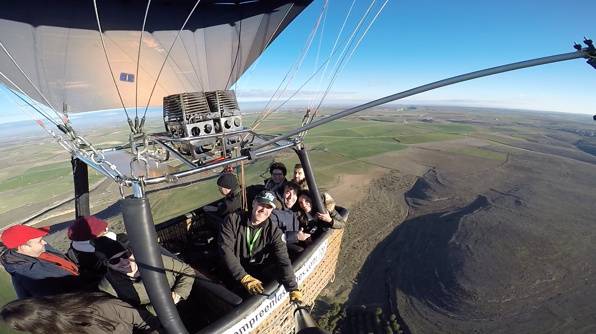 Los pasajeros van de pie durante todo el vuelo.