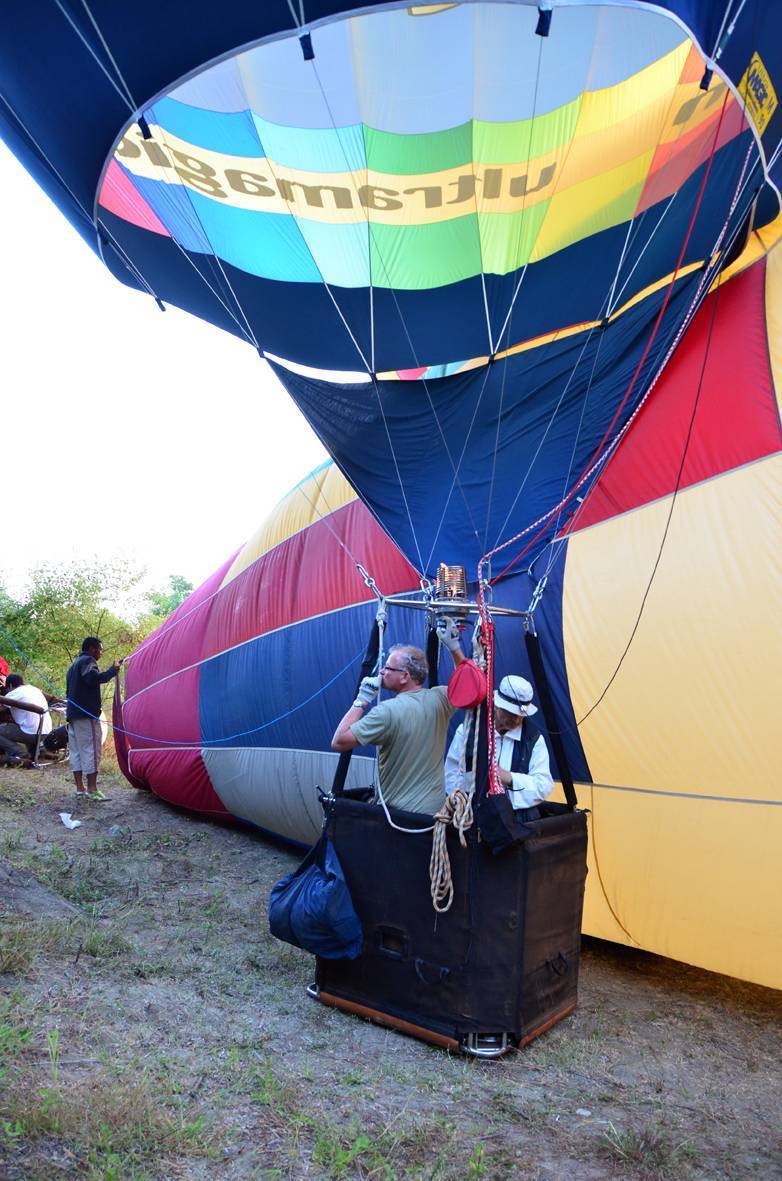 Los globos se montan muy juntos en el improvisado campo de despegue.