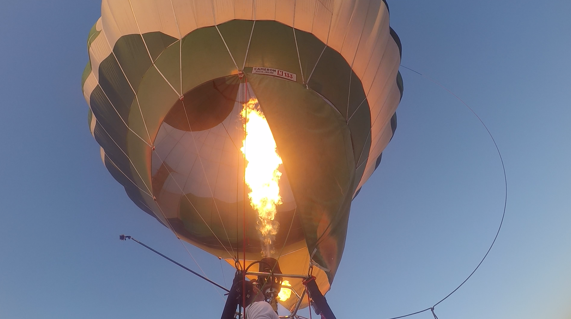 Durante el vuelo los quemadores se encuentran ubicados donde hagan su función sin dañar el globo.