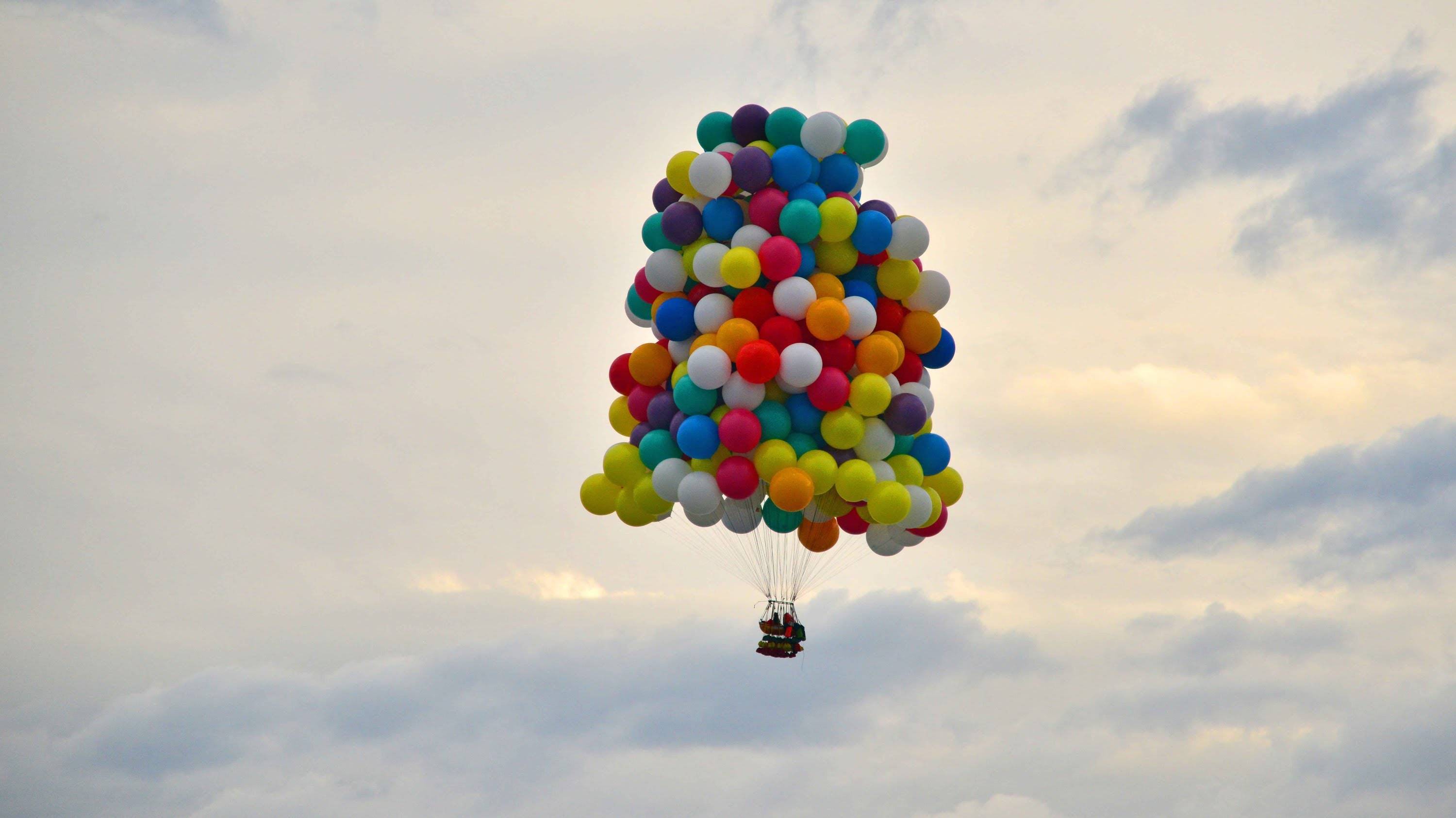 Jonathan Trappe volando con globos de helio