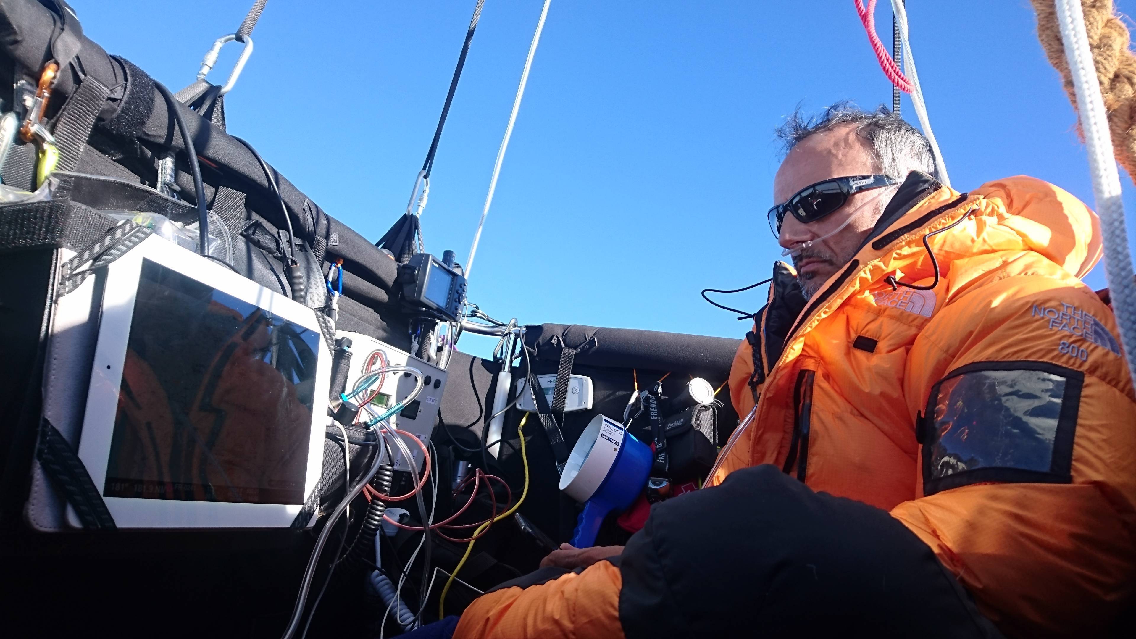 Anulfo González frente a los instrumentos durante el vuelo de este año.