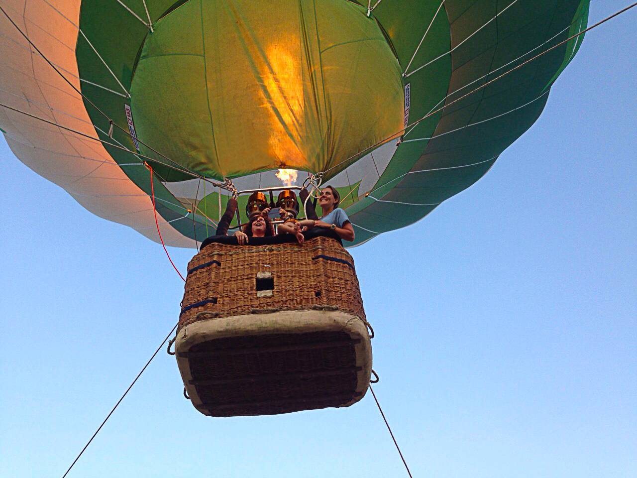 UN GLOBO AEROSTÁTICO QUE ENSEÑA