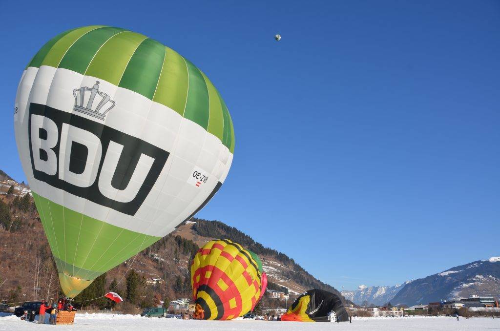 Globos en invierno Campo de despegue de los globos en Zell am See