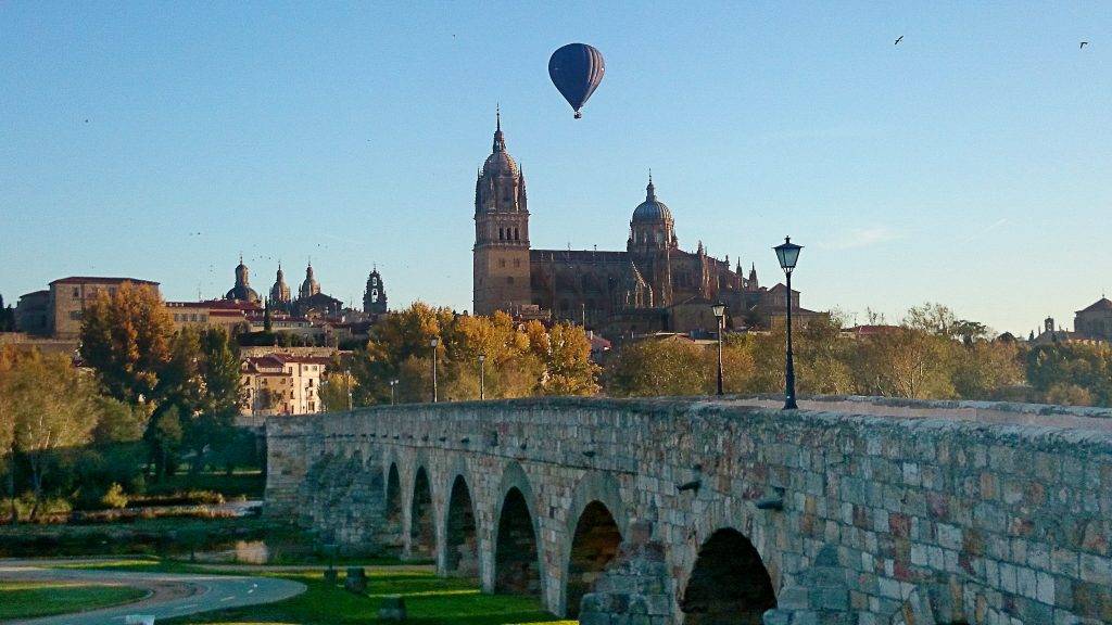 Montar en globo en Salamanca. El espectáculo de un globo en Salamanca es para los que vuelan y para los que lo observan desde tierra.