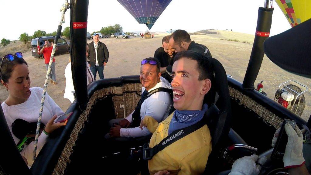 Óscar y Juanda antes de despegar en nuestro globo accesible