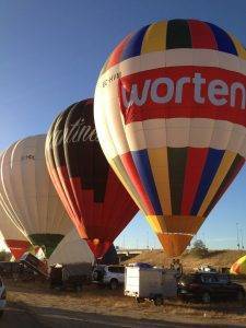 Publicidad con un globo durante un festival de aerostación