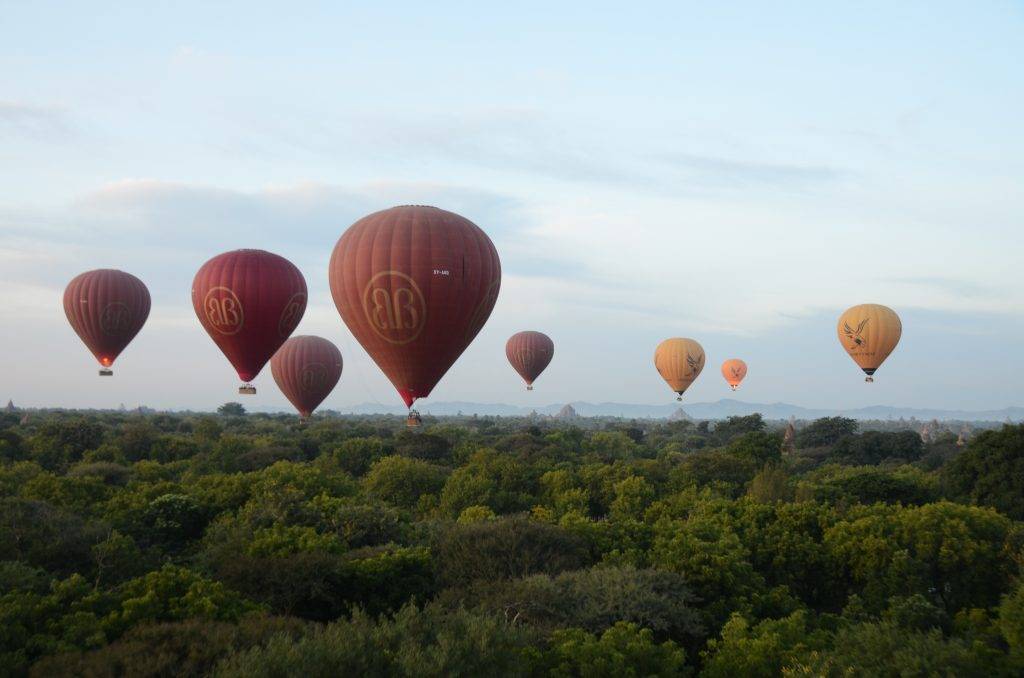 Despegue conjunto de los globos en Bagan