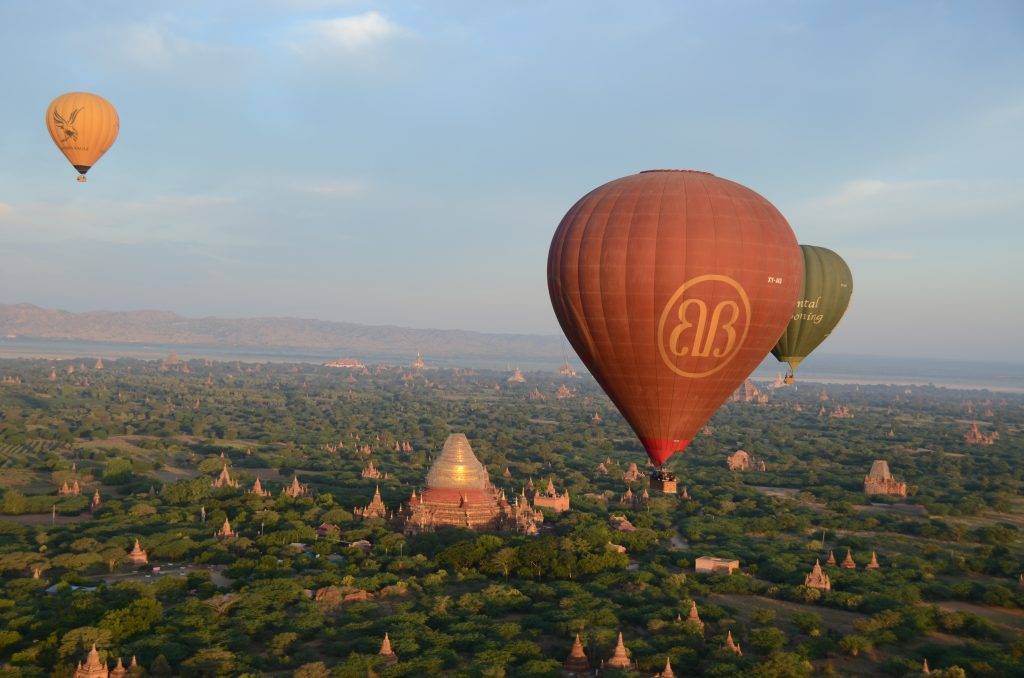 Globos de las tres empresas que operan en Bagan