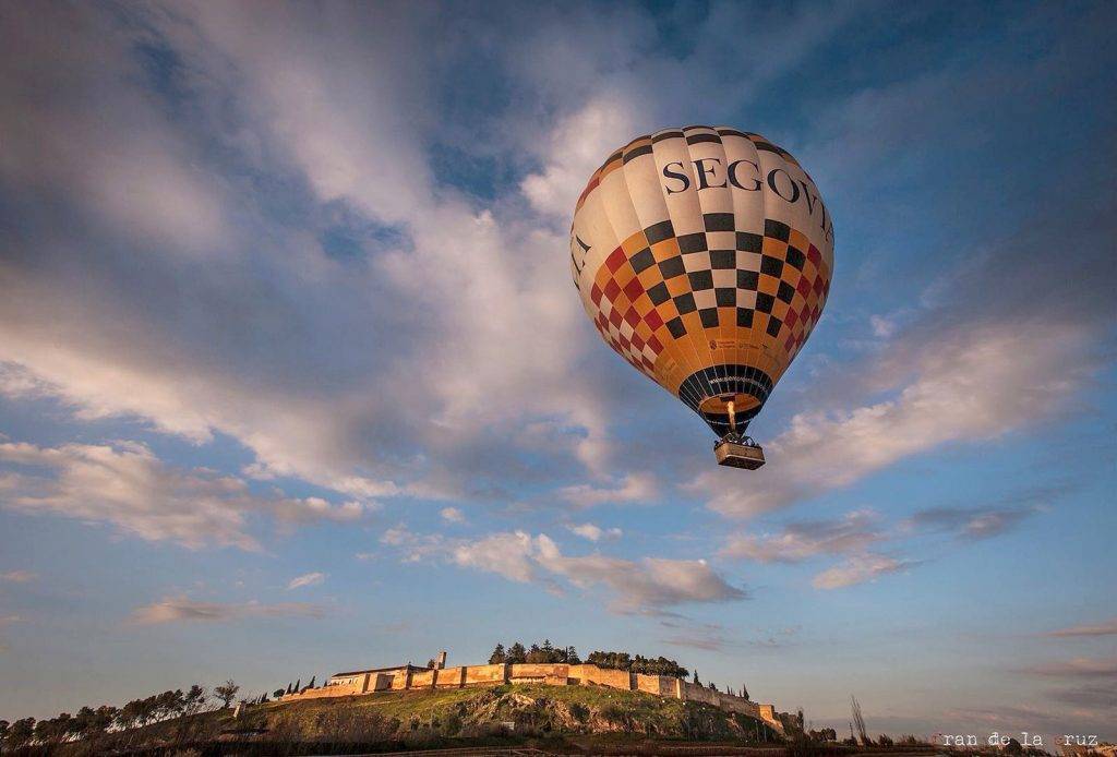 El globo accesible de Segovia en Badajoz con la alcazaba al fondo.