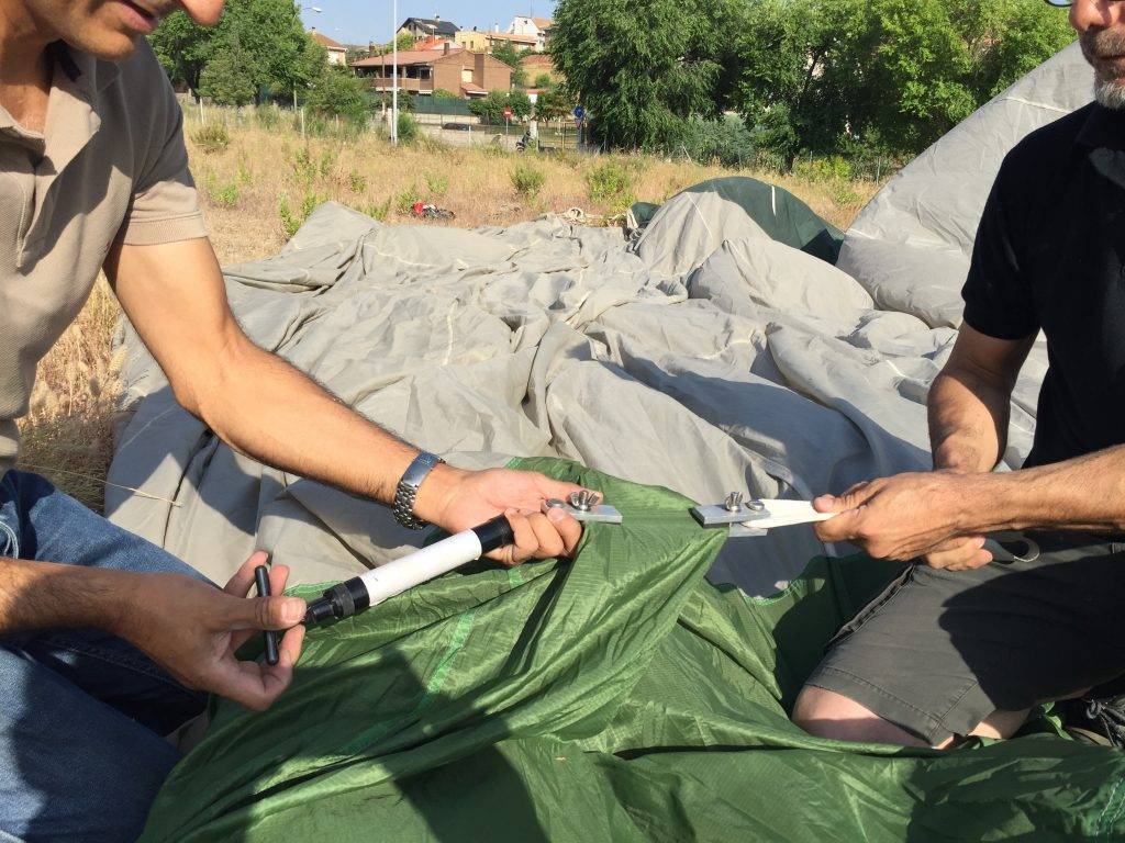 Prueba anual de resistencia de la tela de un globo aerostático.