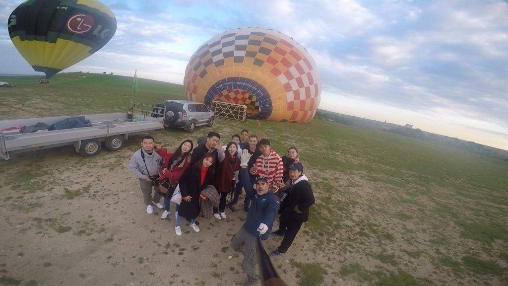 Prodestur promociona Segovia .Los globos embajadores de Segovia con los turistas de China
