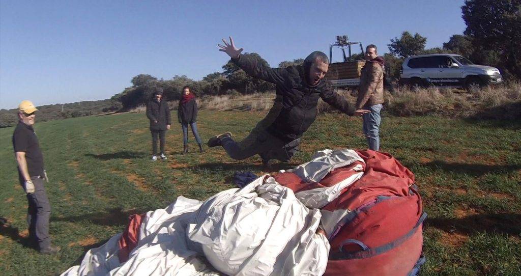 Ayudar a recoger tras la vuelta en globo