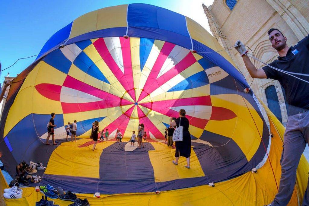 globo solidario en el enlosado de la catedral