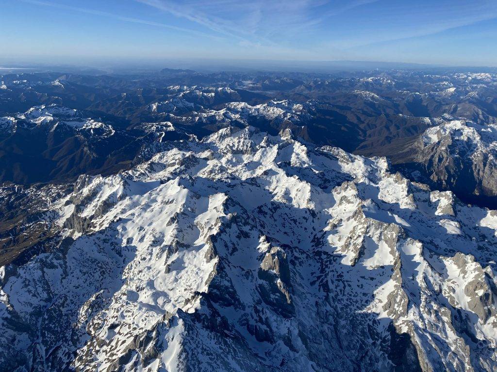 Travesía de los Picos de Europa en globo: El Naranjo de Bulnes desde el globo