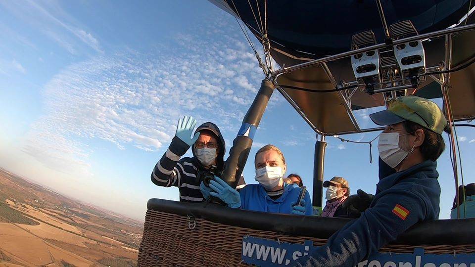 Homenaje sanitarios en globo aerostatico