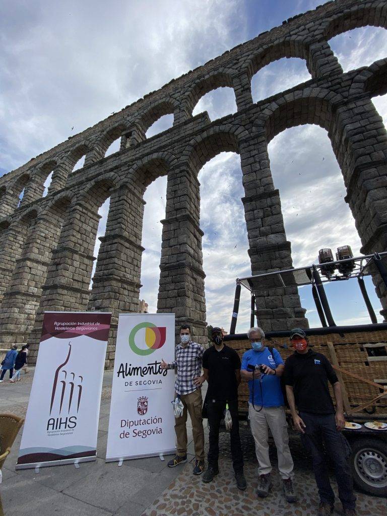 Homenaje en globo a los sanitarios en Segovia