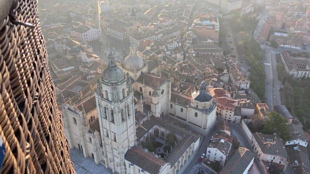La ciudad de Segovia es nuestro destino principal de vuelos en globo. Los vuelos son siempre diferentes, pero como nuestro globódromo está a 500 metros de la juralla de la ciudad, siempre se disfrutará de las vistas de la catedral, el alcázar y el casco histórico desde las nubes. Si el viento nos acompña podrás verlos aún más de cerca, abrazados por la muralla y con su famoso acueducto para completar la escena. Todos elo con el telón de fondo de la Sierra de Guadarrama. ¡Vuela tu aventura! La ciudad de Segovia es nuestro destino principal de vuelos en globo. Los vuelos son siempre diferentes, pero como nuestro globódromo está a 500 metros de la juralla de la ciudad, siempre se disfrutará de las vistas de la catedral, el alcázar y el casco histórico desde las nubes. Si el viento nos acompña podrás verlos aún más de cerca, abrazados por la muralla y con su famoso acueducto para completar la escena. Todos elo con el telón de fondo de la Sierra de Guadarrama. ¡Vuela tu aventura!