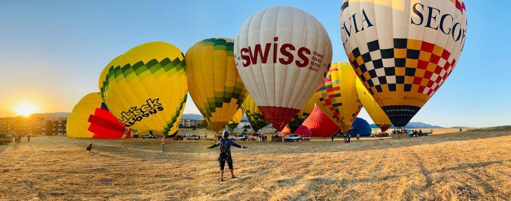 Volar en globo durante un festival
