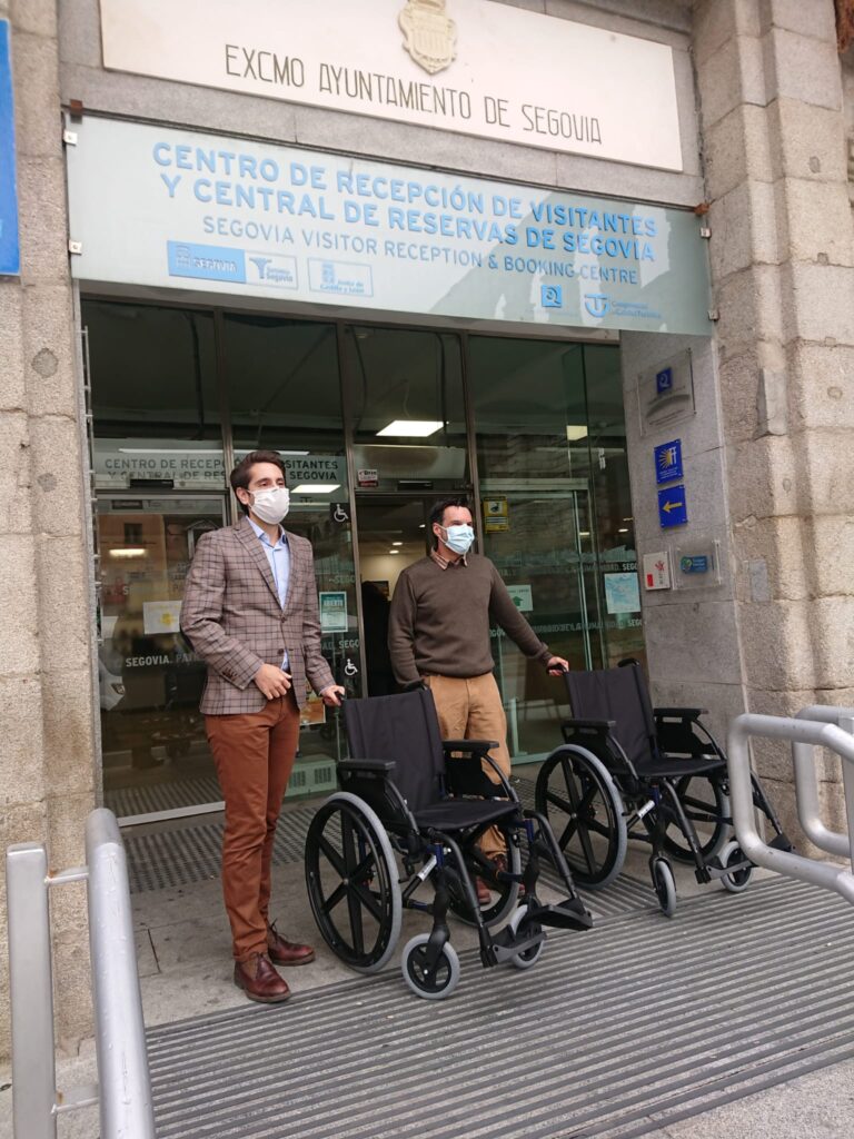 Siempre en las nubes dona dos sillas de ruedas para Turismo de Segovia